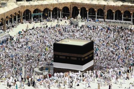 حجاج بيت الله الحرام يطوفون حول الكعبة